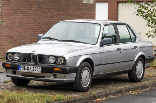 BMW_E30_in_silver_facelift_front_left_2024-08-18-1